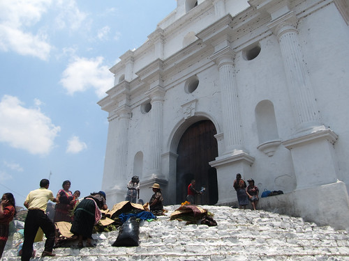 Chichicastenango: brûlage d'encens et négociations de fleurs sur les marches de l'église Santo Tomás