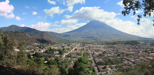 Antigua: vue sur Antigua et le volcan Agua depuis la colline de la Croix