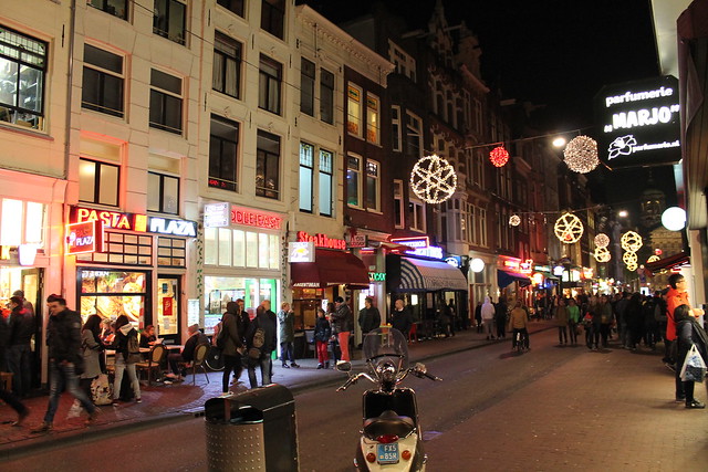 streets at night amsterdam