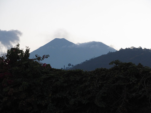 Antigua: le volcan Fuego (à gauche) et le volcan Acatenango à droite
