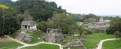 Palenque: vue depuis le Templo de la Cruz sur le Templo del Sol (gauche) et le Palacio (droite)