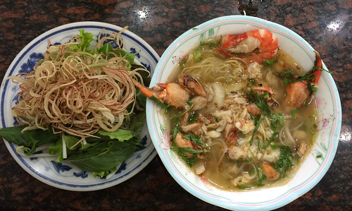 Ho Chi Minh Ville: un "pho" au crabe et aux crevettes pour Mister J