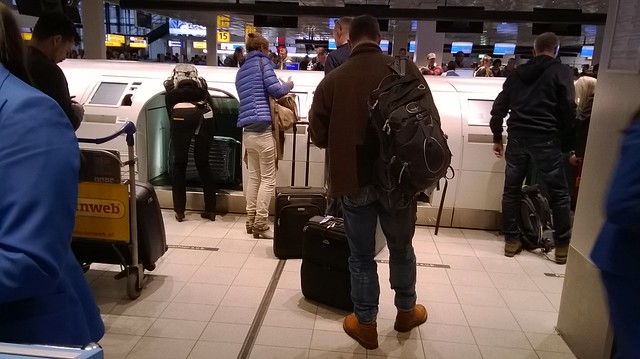 self weigh luggage amsterdam airport