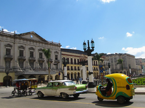 Deux tuk-tuk, une vieille voiture et un coco-taxi. Bienvenue à La Havane!