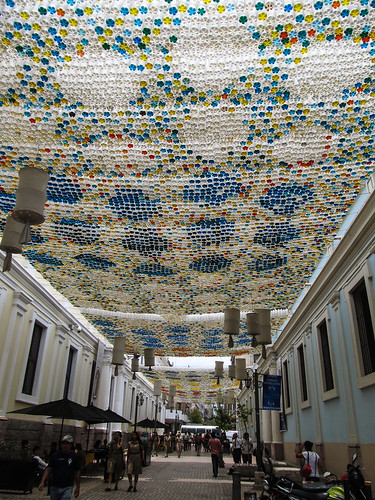 Tegucigalpa: rue piétonne décorée avec des bouteiles en plastique dans lesquelles différents liquides colorés ont été versés. Fallait y penser !