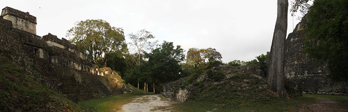 Tikal: l'Acropole Centrale (à gauche) et la base du Temple du Grand Jaguar (à droite)