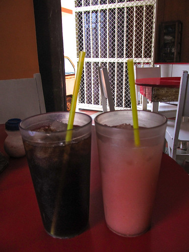Granada: une "grama" (boisson brune à base d'herbe de blé) et une "cebada" (boisson rose à base d'orge)