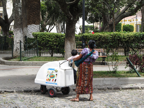 Antigua: une vendeuse de glaces en habits traditionnels (au Parque Central)