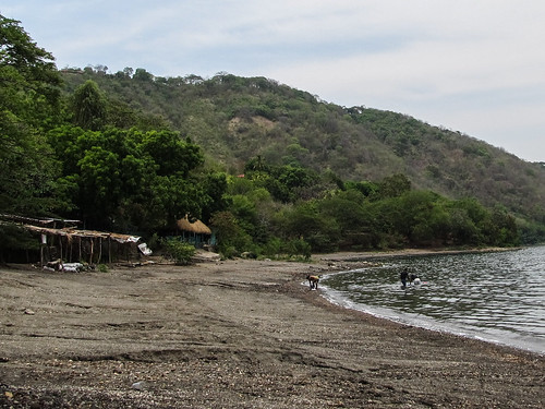 Laguna de Apoyo: des locales qui se baignent et font en même temps leur lessive