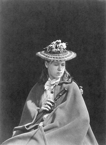 A girl wearing a straw hat. Девушка в соломенной шляпке.