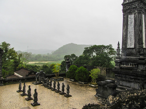 Le Tombeau de Khai Dinh: la Cour d'Honneur avec ses satues de mandarins, chevaux et éléphants