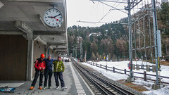 Na stacji Mortaretsch kolei Rhätische Bahn. Piotr, Albert i gospodarz schroniska Chamanna Boval.