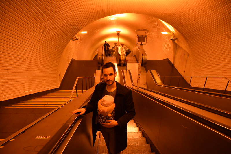 Dani y Eva en el metro. Primer viaje a Lisboa, ¡pero qué guapo!