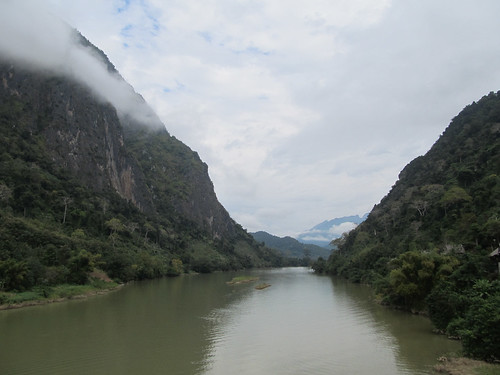 Nong Khiaw: la rivière Nam Ou et ses falaises (le matin)