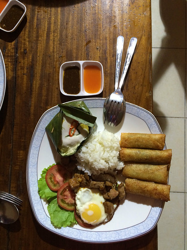 Battambang: l'assiette préparée par Mister J (un fish amok, un beef lok lak et des rouleaux de printemps)