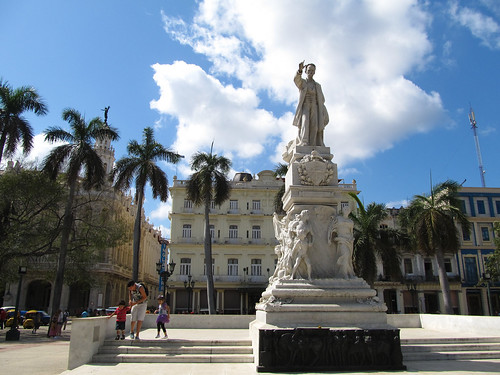 La Havane: El Parque Central, la statue de Joseph Marti  et l'hôtel Inglaterra