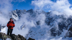 Widok ze schroniska Adele Planchard. W oddali szczyty  Barre des Écrins 4102m i Dôme de neige des Écrins 4015m. To ja.