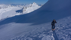 Tomasz podchodzi na przełęcz Schalfjoch 3375m lodowcem Kleinleitenferner. Na drugim planie Mittterkamm 3197 m, Annakogel (3333m) i   Nördliche Hohe Wilde 3395 m.