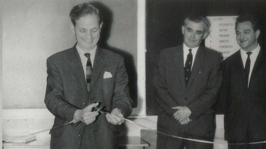 约瑟夫·布莱克开办了第一所年度工程设计学院 & 1965年夏季项目展览(UPC/MISC/502)