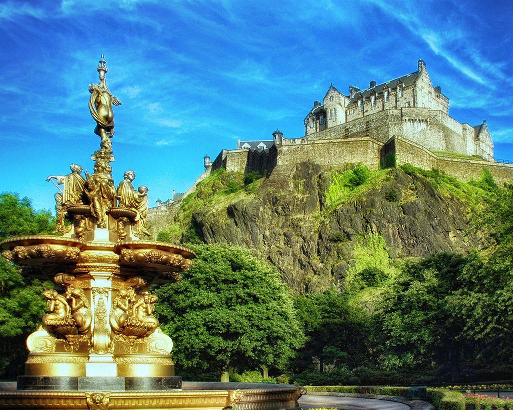 Edinburgh Castle from Princess Street Gardens. Credit Gustavo Naharro, flickr