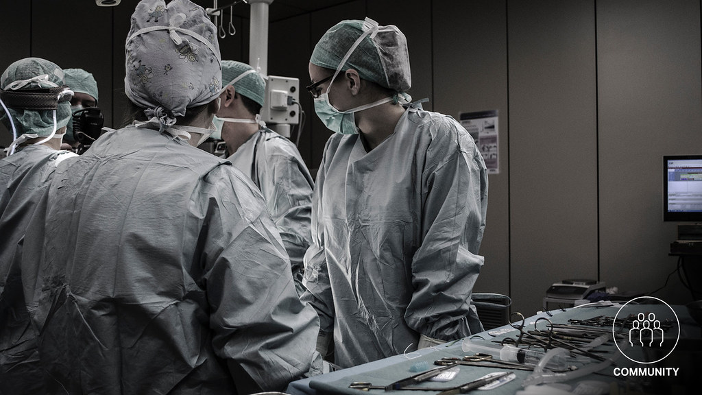 五个外科医生站在手术台上
