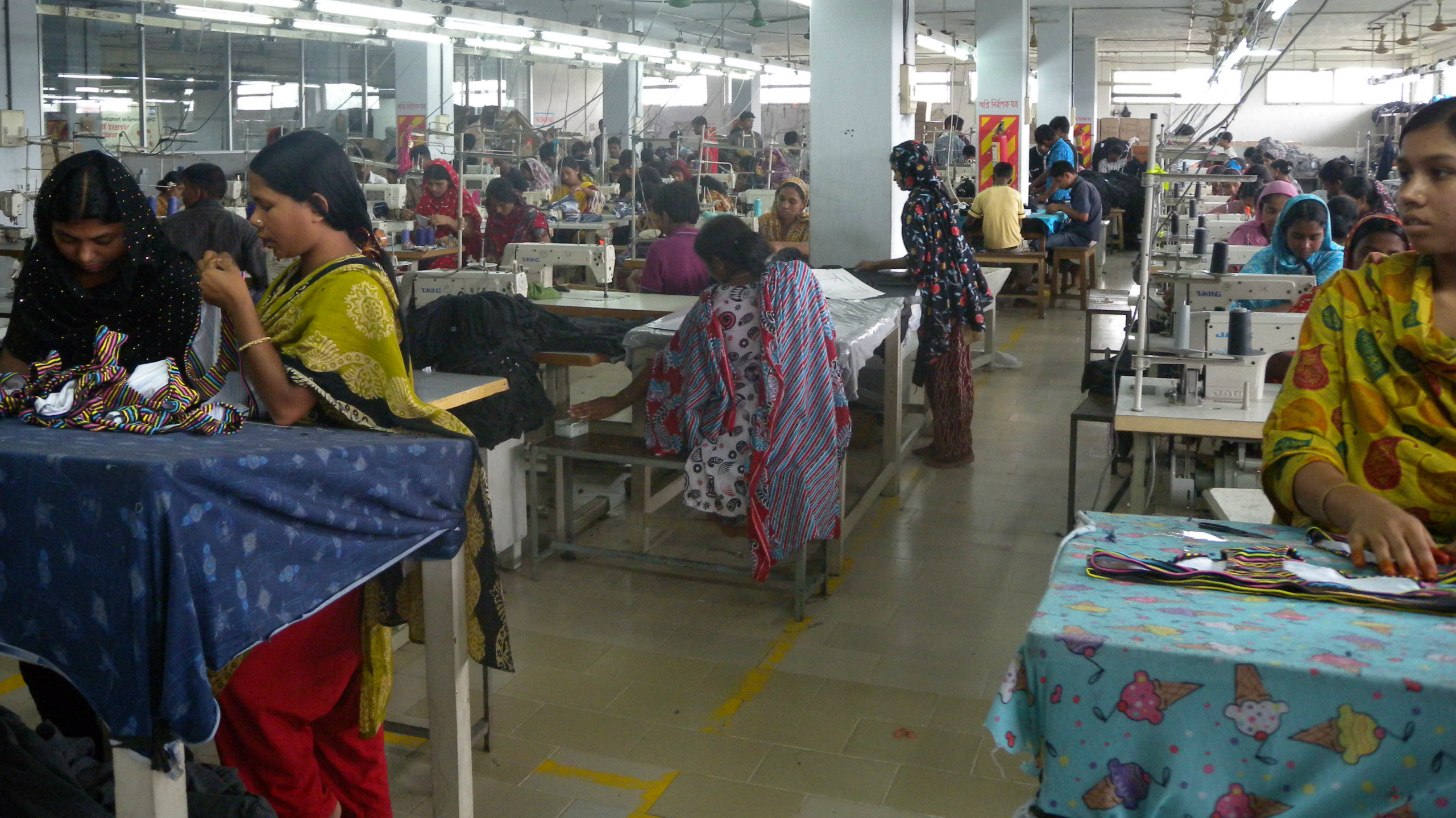 在印度一家服装厂工作的妇女