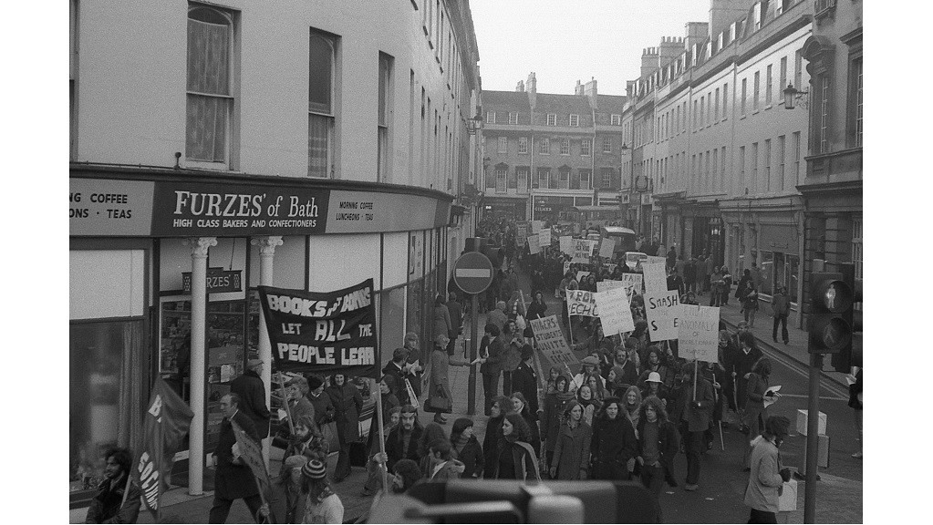 学生们游行穿过mg不朽情缘单机版下载市，抗议政府有关教育和助学金的政策, 1973年12月(UPC/MISC/848)