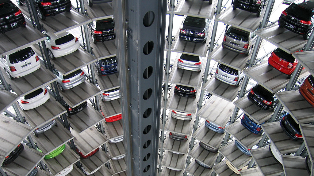 Automotive被储存在一个现代化的Automotive工厂里.