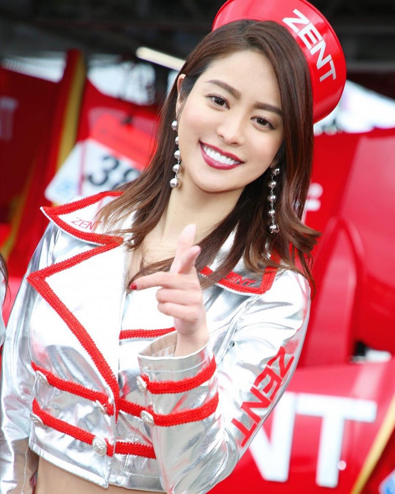 日本举牌女郎《大柳麻友》，完美身材搭阳光笑容征服所有赛车迷！