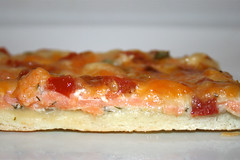 Smoked salmon shrimp pizza with ranch dressing / Räucherlachs-Krabben-Pizza mit Ranch Dressing