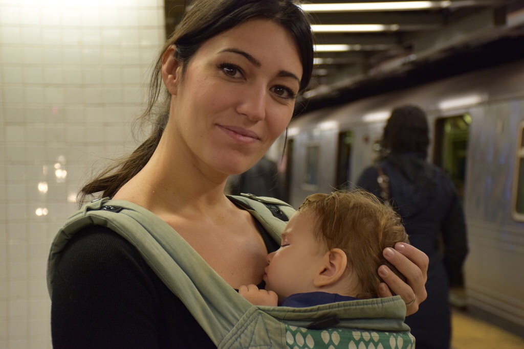 Con Eva esperando al metro en primer viaje a Nueva York