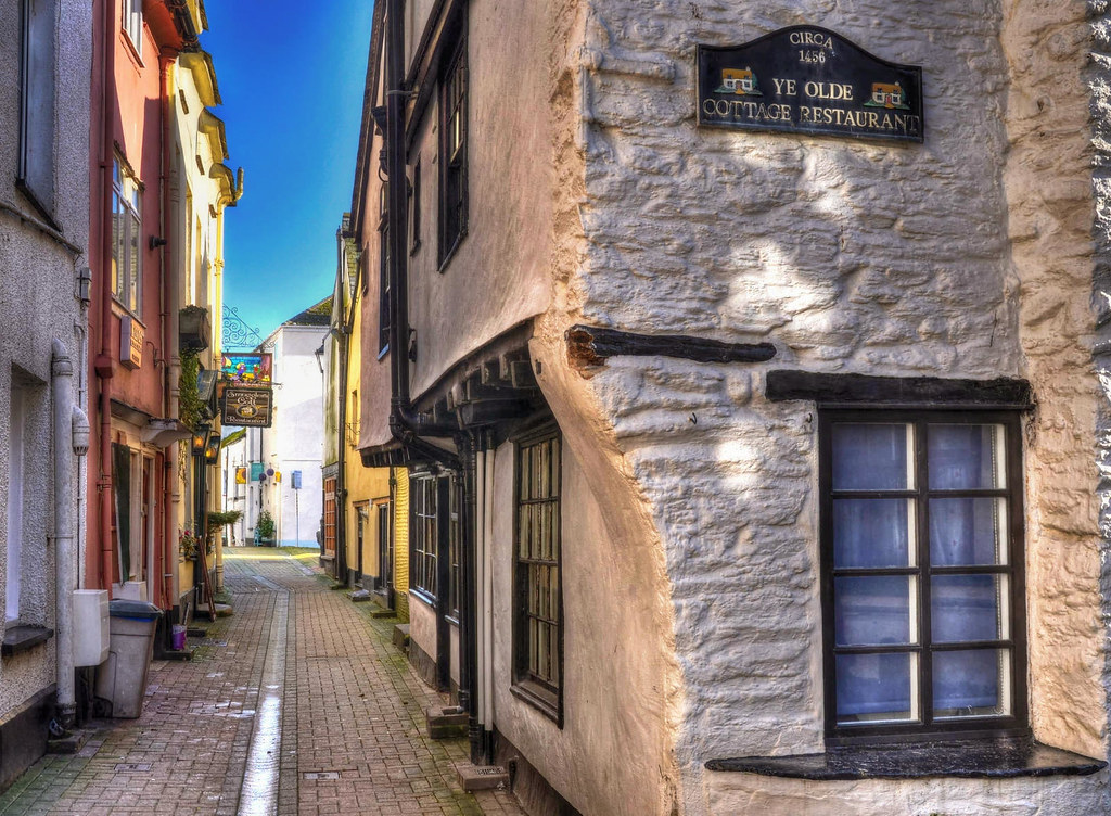 The narrow old streets of Looe, Cornwall. Credit Baz Richardson, flickr