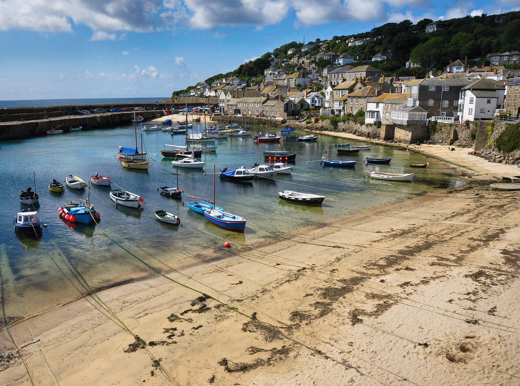 Mousehole harbour, Cornwall. Credit Nilfanion