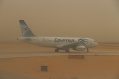 Esperando para despegar desde el Aeropuerto de El Cairo, en medio de una tormenta de arena que lo vuelve todo polvoriento y rojizo.