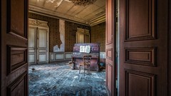 Le Château Demi Tête - II - "Toujours un Piano" ***