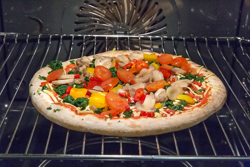 Die Veganz Verdura Pizza mit Pilzen, Spinat, Paprika und Tomaten im Backofen