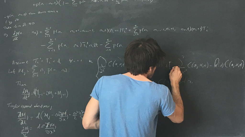 一个学生在黑板上写字