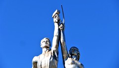 Obrero y koljosiana  es una estatua de 24,5 m hecha en acero inoxidable por la escultora soviética Vera Mújina en 1937.