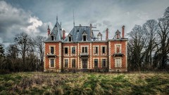Le Château Demi Tête - I - "Dans l'herbe humide" ***