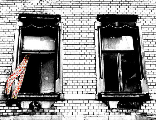 red bw white black rot window glass wall contrast view fenster wand bricks aussicht kontrast weiss glas sicht prospects gardine schwar kopfzuender kopfzünder kopfzündergesichert