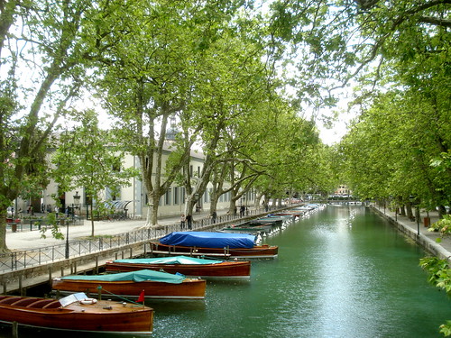 bridge trees france annecy water boats canal europe lacdannecy hautesavoie loversbridge rhônealpes lakeannecy pontdesamours jardinsdeleurope