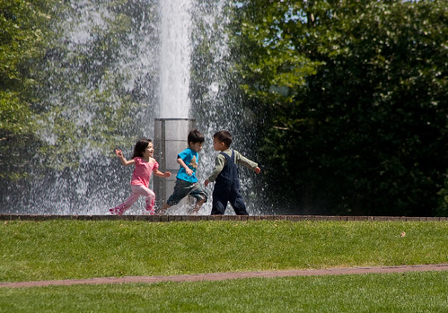 ny wet water fountain kids fun myfav august running canondigitalrebel corning 2007