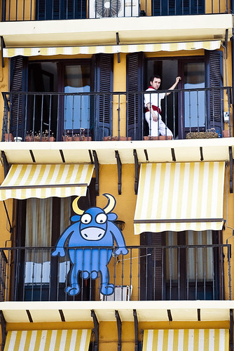 españa azul spain europa europe fiesta fiestas amarillo torito toro balcón colegas pamplona 2010 navarra tradición grafismo sanfermín kukuxumusu encierro emblema costumbrismo barrotes balconada mozo chemaconcellón chulería