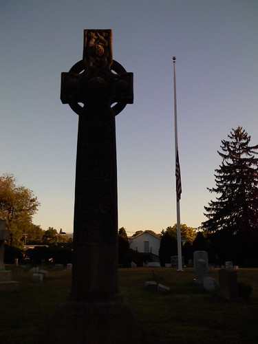 cemetery grave graveyard sunrise connecticut headstone tomb tombstone gravestone flagpole celticcross iphone taphos unioncemetery stratfordct taphophilia mobileflickring
