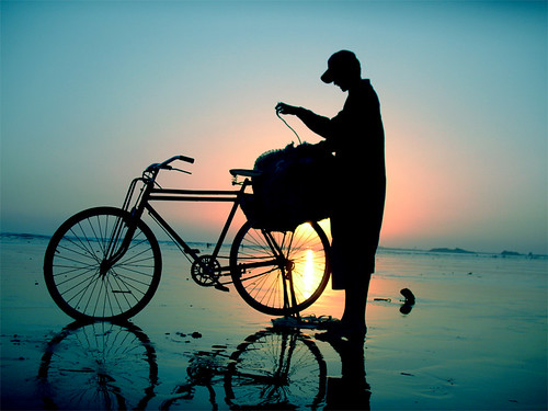 pakistan light sunset sun sunlight reflection net beach nature water bike bicycle twilight fishing fisherman bravo outdoor dusk wheels netting karachi reflexions clifton rizvi sahrizvi sarizvi flickraward peopleenjoyingnature