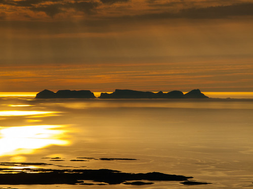 sea norway landscape island norge sunrays nor hav landskap nordland øy værøy vestfjorden solstråler