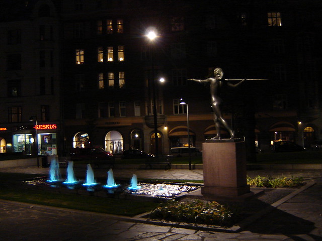 Diana-patsas yöllä