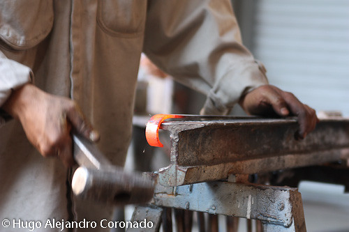 metal artesania martillo hierro herrero artesano pailero