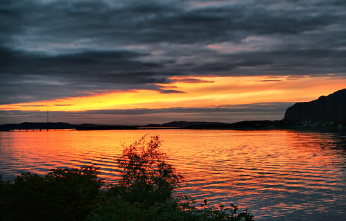 summer sky clouds reflections midnight fjord larigan valderøyfjord phamilton giskebro
