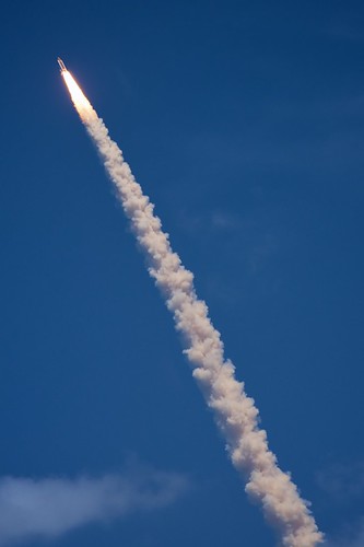 sky contrail florida outdoor smoke flight lookingup atlantis soaring titusville spaceshuttle plume project365 explored spaceviewpark afsvrzoomnikkor70200mmf28gifed 134365 nikond700 sts132